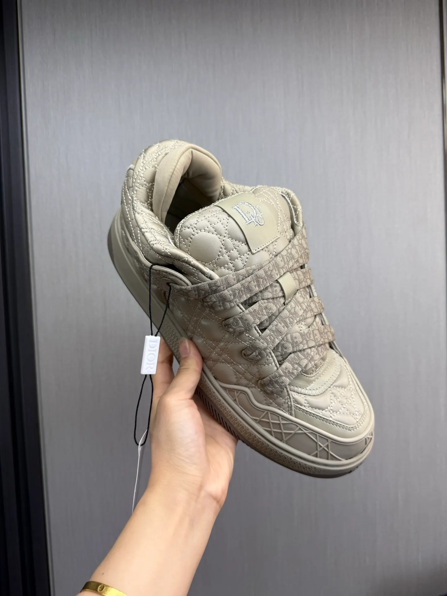 Men's shoes 💰800💰 Dior sneakers enrich the classic series with fashionable retro style. Carefully crafted, they can be paired with casual looks all year round. Dad Shoes style shoes that follow the trend of the retro market ▪️ Fabric: Original custom embroidered cowhide ▪️ Lining: Imported breathable mesh ▪️ Sole: Original molded non-slip outsole ▪️ Size: 38-45 (45 is custom-made and cannot be returned)